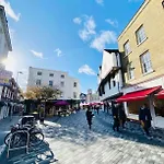 New Studio Flat Overlooking City Centre
