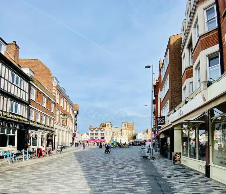New Flat Overlooking Centre Kingston upon Thames (Greater London)